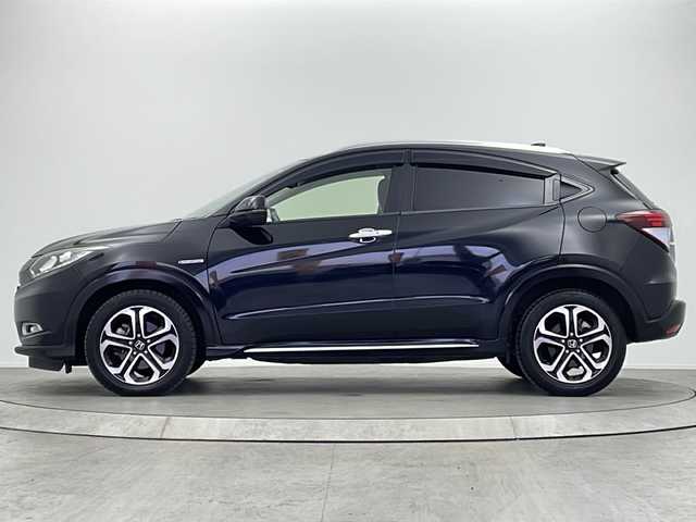 ホンダ ヴェゼル ハイブリッド Z ホンダセンシング 大阪府 2017(平29)年 5.9万km クリスタルブラックパール 純正8型ナビ(フルセグTV/HDMI/USB/CD/DVD)/リンクアップフリー/バックカメラ/ETC/ルーフレール/Honda SENSING/・衝突軽減ブレーキ/・誤発信抑制機能/・歩行者事故低減ステアリング/・路外逸脱抑制機能/・アダブティブ・クルーズ・コントロール/・車線維持支援システム/・先行車発信お知らせ機能/・標識認識機能/オートライト/盗難防止装置/ハーフレザーシート/シートヒーター(D/N席)/純正フロアマット/純正AW/スペアキー/地図カードなし/取扱説明書/保証書