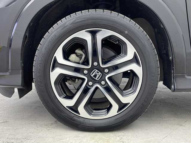 ホンダ ヴェゼル ハイブリッド Z ホンダセンシング 大阪府 2017(平29)年 5.9万km クリスタルブラックパール 純正8型ナビ(フルセグTV/HDMI/USB/CD/DVD)/リンクアップフリー/バックカメラ/ETC/ルーフレール/Honda SENSING/・衝突軽減ブレーキ/・誤発信抑制機能/・歩行者事故低減ステアリング/・路外逸脱抑制機能/・アダブティブ・クルーズ・コントロール/・車線維持支援システム/・先行車発信お知らせ機能/・標識認識機能/オートライト/盗難防止装置/ハーフレザーシート/シートヒーター(D/N席)/純正フロアマット/純正AW/スペアキー/地図カードなし/取扱説明書/保証書