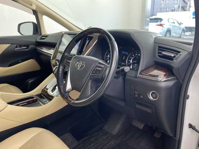 トヨタ アルファード G 兵庫県 2019(平31)年 7.3万km ホワイトパールクリスタルシャイン ・ワンオーナー車/・サンルーフ/・トヨタセーフティーセンス/・プリクラッシュセーフティ/・レーントレーシングアシスト/・レーダークルーズコントロール/・オートマチックハイビーム/・パーキングサポートブレーキ/・ロードサインアシスト/・先行車発進告知/・ナノイー/・純正10型ナビ＆フルセグ＆BT＆USB＆DVD&HDMI/・純正12型フリップダウンモニター/・両側パワースライドドア/・バックカメラ/・ビルトインETC2.0/・ベージュ革シート/・前席パワーシート/・運転席メモリーシート/・前席シートヒーター/・前席シートベンチレーション/・助手席、2列目オットマン/・ステアリングスイッチ/・ウッドコンビステアリング/・スマートキー/・プッシュスタート/・3眼LEDヘッドライト/・LEDフォグ/・オートライト/・AC１００V/・純正17インチアルミホイール