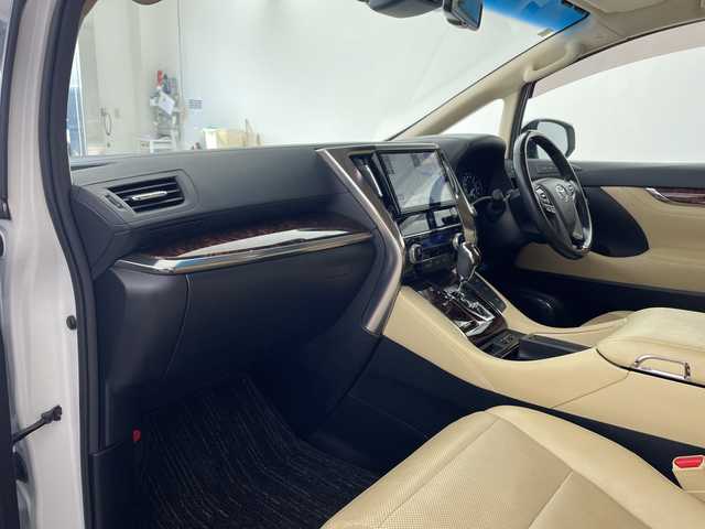 トヨタ アルファード G 兵庫県 2019(平31)年 7.3万km ホワイトパールクリスタルシャイン ・ワンオーナー車/・サンルーフ/・トヨタセーフティーセンス/・プリクラッシュセーフティ/・レーントレーシングアシスト/・レーダークルーズコントロール/・オートマチックハイビーム/・パーキングサポートブレーキ/・ロードサインアシスト/・先行車発進告知/・ナノイー/・純正10型ナビ＆フルセグ＆BT＆USB＆DVD&HDMI/・純正12型フリップダウンモニター/・両側パワースライドドア/・バックカメラ/・ビルトインETC2.0/・ベージュ革シート/・前席パワーシート/・運転席メモリーシート/・前席シートヒーター/・前席シートベンチレーション/・助手席、2列目オットマン/・ステアリングスイッチ/・ウッドコンビステアリング/・スマートキー/・プッシュスタート/・3眼LEDヘッドライト/・LEDフォグ/・オートライト/・AC１００V/・純正17インチアルミホイール