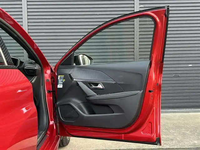 プジョー プジョー ２０８ GT 茨城県 2020(令2)年 5.1万km 赤 アクティブセーフティブレーキ　/ＡＣＣ　/ＬＫＡ　/ＢＳＭ　/Ｂカメラ　/パーキングセンサー　/ナビ　/１２セグ　/ＢＴ　/ＵＳＢ　/半革　/ＬＥＤ　/アンビエンスライト　/ワイヤレス充電　/ＥＴＣ　/純正１７インチＡＷ　/禁煙車