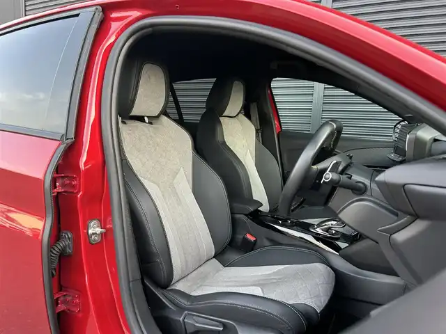 プジョー プジョー ２０８ GT 茨城県 2020(令2)年 5.1万km 赤 アクティブセーフティブレーキ　/ＡＣＣ　/ＬＫＡ　/ＢＳＭ　/Ｂカメラ　/パーキングセンサー　/ナビ　/１２セグ　/ＢＴ　/ＵＳＢ　/半革　/ＬＥＤ　/アンビエンスライト　/ワイヤレス充電　/ＥＴＣ　/純正１７インチＡＷ　/禁煙車