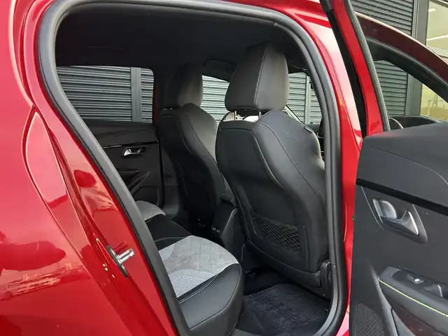 プジョー プジョー ２０８ GT 茨城県 2020(令2)年 5.1万km 赤 アクティブセーフティブレーキ　/ＡＣＣ　/ＬＫＡ　/ＢＳＭ　/Ｂカメラ　/パーキングセンサー　/ナビ　/１２セグ　/ＢＴ　/ＵＳＢ　/半革　/ＬＥＤ　/アンビエンスライト　/ワイヤレス充電　/ＥＴＣ　/純正１７インチＡＷ　/禁煙車