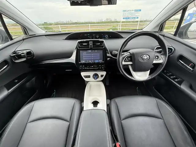 トヨタ プリウス A ツーリングセレクション 佐賀県 2016(平28)年 9.7万km ホワイトパールクリスタルシャイン 純正9インチナビゲーション/・フルセグTV/CD/DVD/Bluetooth/バックカメラ/トヨタセーフティセンス/・プリクラッシュセーフティ/・レーンディパーチャーアラート/・オートハイビーム/アダプティブクルーズコントロール/クリアランスソナー/ブラインドスポットモニター/ヘッドアップディスプレイ/シートヒーター/パーキングアシスト/ビルトインETC/純正ドライブレコーダー/プッシュスタート/スマートキー/LEDヘッドライト/純正フォグライト/純正17インチアルミ/純正フロアマット/スペアキー１本