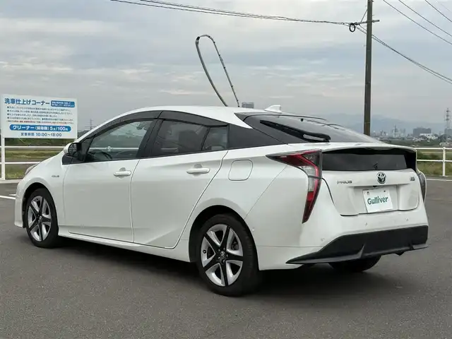 トヨタ プリウス A ツーリングセレクション 佐賀県 2016(平28)年 9.7万km ホワイトパールクリスタルシャイン 純正9インチナビゲーション/・フルセグTV/CD/DVD/Bluetooth/バックカメラ/トヨタセーフティセンス/・プリクラッシュセーフティ/・レーンディパーチャーアラート/・オートハイビーム/アダプティブクルーズコントロール/クリアランスソナー/ブラインドスポットモニター/ヘッドアップディスプレイ/シートヒーター/パーキングアシスト/ビルトインETC/純正ドライブレコーダー/プッシュスタート/スマートキー/LEDヘッドライト/純正フォグライト/純正17インチアルミ/純正フロアマット/スペアキー１本
