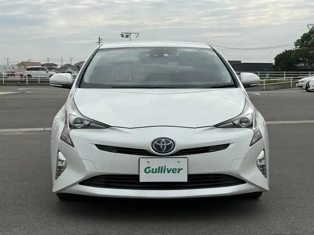 トヨタ プリウス A ツーリングセレクション 佐賀県 2016(平28)年 9.7万km ホワイトパールクリスタルシャイン 純正9インチナビゲーション/・フルセグTV/CD/DVD/Bluetooth/バックカメラ/トヨタセーフティセンス/・プリクラッシュセーフティ/・レーンディパーチャーアラート/・オートハイビーム/アダプティブクルーズコントロール/クリアランスソナー/ブラインドスポットモニター/ヘッドアップディスプレイ/シートヒーター/パーキングアシスト/ビルトインETC/純正ドライブレコーダー/プッシュスタート/スマートキー/LEDヘッドライト/純正フォグライト/純正17インチアルミ/純正フロアマット/スペアキー１本
