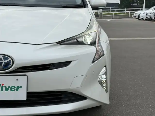 トヨタ プリウス A ツーリングセレクション 佐賀県 2016(平28)年 9.7万km ホワイトパールクリスタルシャイン 純正9インチナビゲーション/・フルセグTV/CD/DVD/Bluetooth/バックカメラ/トヨタセーフティセンス/・プリクラッシュセーフティ/・レーンディパーチャーアラート/・オートハイビーム/アダプティブクルーズコントロール/クリアランスソナー/ブラインドスポットモニター/ヘッドアップディスプレイ/シートヒーター/パーキングアシスト/ビルトインETC/純正ドライブレコーダー/プッシュスタート/スマートキー/LEDヘッドライト/純正フォグライト/純正17インチアルミ/純正フロアマット/スペアキー１本