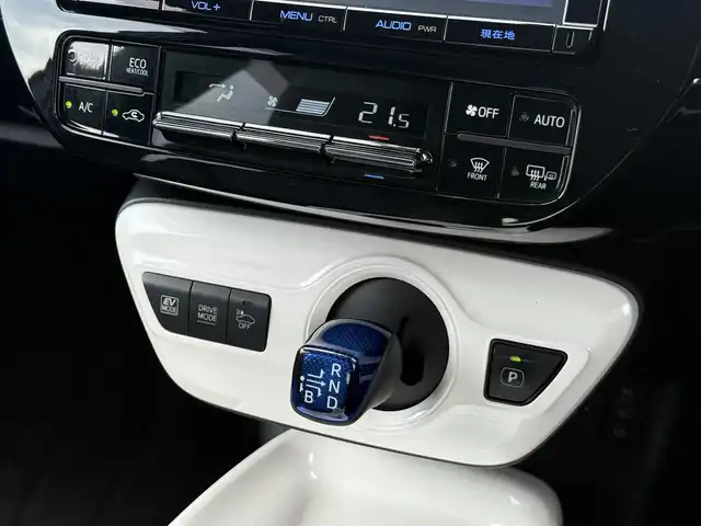 トヨタ プリウス A ツーリングセレクション 佐賀県 2016(平28)年 9.7万km ホワイトパールクリスタルシャイン 純正9インチナビゲーション/・フルセグTV/CD/DVD/Bluetooth/バックカメラ/トヨタセーフティセンス/・プリクラッシュセーフティ/・レーンディパーチャーアラート/・オートハイビーム/アダプティブクルーズコントロール/クリアランスソナー/ブラインドスポットモニター/ヘッドアップディスプレイ/シートヒーター/パーキングアシスト/ビルトインETC/純正ドライブレコーダー/プッシュスタート/スマートキー/LEDヘッドライト/純正フォグライト/純正17インチアルミ/純正フロアマット/スペアキー１本