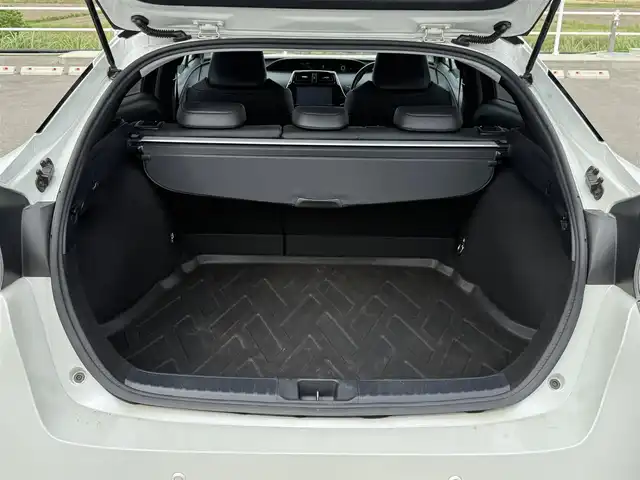 トヨタ プリウス A ツーリングセレクション 佐賀県 2016(平28)年 9.7万km ホワイトパールクリスタルシャイン 純正9インチナビゲーション/・フルセグTV/CD/DVD/Bluetooth/バックカメラ/トヨタセーフティセンス/・プリクラッシュセーフティ/・レーンディパーチャーアラート/・オートハイビーム/アダプティブクルーズコントロール/クリアランスソナー/ブラインドスポットモニター/ヘッドアップディスプレイ/シートヒーター/パーキングアシスト/ビルトインETC/純正ドライブレコーダー/プッシュスタート/スマートキー/LEDヘッドライト/純正フォグライト/純正17インチアルミ/純正フロアマット/スペアキー１本