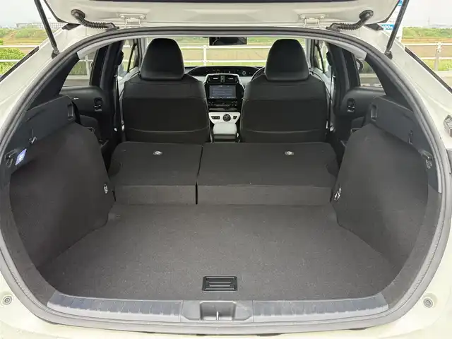 トヨタ プリウス A ツーリングセレクション 佐賀県 2016(平28)年 9.7万km ホワイトパールクリスタルシャイン 純正9インチナビゲーション/・フルセグTV/CD/DVD/Bluetooth/バックカメラ/トヨタセーフティセンス/・プリクラッシュセーフティ/・レーンディパーチャーアラート/・オートハイビーム/アダプティブクルーズコントロール/クリアランスソナー/ブラインドスポットモニター/ヘッドアップディスプレイ/シートヒーター/パーキングアシスト/ビルトインETC/純正ドライブレコーダー/プッシュスタート/スマートキー/LEDヘッドライト/純正フォグライト/純正17インチアルミ/純正フロアマット/スペアキー１本
