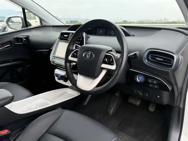 トヨタ プリウス A ツーリングセレクション 佐賀県 2016(平28)年 9.7万km ホワイトパールクリスタルシャイン 純正9インチナビゲーション/・フルセグTV/CD/DVD/Bluetooth/バックカメラ/トヨタセーフティセンス/・プリクラッシュセーフティ/・レーンディパーチャーアラート/・オートハイビーム/アダプティブクルーズコントロール/クリアランスソナー/ブラインドスポットモニター/ヘッドアップディスプレイ/シートヒーター/パーキングアシスト/ビルトインETC/純正ドライブレコーダー/プッシュスタート/スマートキー/LEDヘッドライト/純正フォグライト/純正17インチアルミ/純正フロアマット/スペアキー１本