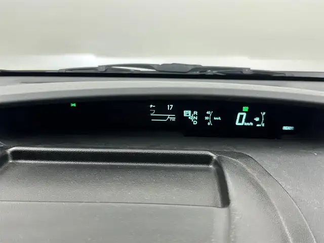 トヨタ プリウス S 愛知県 2015(平27)年 8.2万km ホワイトパールクリスタルシャイン アルパイン9インチナビ　/（フルセグ／ＢＴ／ＣＤ／ＤＶＤ）　/アルパイン後席モニター　/ＦＳＲエアロパーツ　/横滑り防止装置　/バックカメラ　/ドライブレコーダー　/社外アルミホイール　/社外ヘッドライト　/社外テールランプ