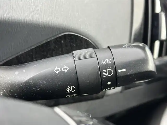 トヨタ プリウス S 愛知県 2015(平27)年 8.2万km ホワイトパールクリスタルシャイン アルパイン9インチナビ　/（フルセグ／ＢＴ／ＣＤ／ＤＶＤ）　/アルパイン後席モニター　/ＦＳＲエアロパーツ　/横滑り防止装置　/バックカメラ　/ドライブレコーダー　/社外アルミホイール　/社外ヘッドライト　/社外テールランプ