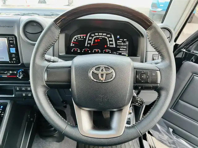 トヨタ ランドクルーザー AX 大分県 2023(令5)年 0.4万km アティチュードブラックマイカ 7インチベーシックナビ(NMZK-W73D)/【Bluetooth/フルセグ/DVD/CD/SD】/Toyota Safety Sense/・プリクラッシュセーフティ/・レーンディパーチャーアラート/・オートマチックハイビーム/・ロードサインアシスト/・発進遅れ告知機能/走行支援/・EBD付ABS&ブレーキアシスト/・VSC＆アクティブトラクションコントロール（A-TRC）/・ドライブスタートコントロール/・ヒルスタートアシストコントロール（HAC）/・ダウンヒルアシストコントロール（DAC）/・クルーズコントロール（定速制御のみ）/AUTHOR ALARM(スペア有)/充電用USB端子（Type-C/フロント2個）/自動防眩インナーミラー（バックモニター内蔵）/ハーフレザー(合成皮革＋ファブリック)/LEDヘッドランプ/バンパー埋込式LEDフロントフォグランプ/パートタイム4WD/電動デフロック（フロント/リヤ）/電動リモコンドアミラー/本革巻き4本スポークステアリング（木目調）/純正前後方ドライブレコーダー/バックカメラ/ETC2.0/純正ドアバイザー/純正フロアマット/スマートキー2本/メカニカルキー3本/保証書/取扱説明書