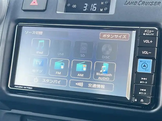トヨタ ランドクルーザー AX 大分県 2023(令5)年 0.4万km アティチュードブラックマイカ 7インチベーシックナビ(NMZK-W73D)/【Bluetooth/フルセグ/DVD/CD/SD】/Toyota Safety Sense/・プリクラッシュセーフティ/・レーンディパーチャーアラート/・オートマチックハイビーム/・ロードサインアシスト/・発進遅れ告知機能/走行支援/・EBD付ABS&ブレーキアシスト/・VSC＆アクティブトラクションコントロール（A-TRC）/・ドライブスタートコントロール/・ヒルスタートアシストコントロール（HAC）/・ダウンヒルアシストコントロール（DAC）/・クルーズコントロール（定速制御のみ）/AUTHOR ALARM(スペア有)/充電用USB端子（Type-C/フロント2個）/自動防眩インナーミラー（バックモニター内蔵）/ハーフレザー(合成皮革＋ファブリック)/LEDヘッドランプ/バンパー埋込式LEDフロントフォグランプ/パートタイム4WD/電動デフロック（フロント/リヤ）/電動リモコンドアミラー/本革巻き4本スポークステアリング（木目調）/純正前後方ドライブレコーダー/バックカメラ/ETC2.0/純正ドアバイザー/純正フロアマット/スマートキー2本/メカニカルキー3本/保証書/取扱説明書