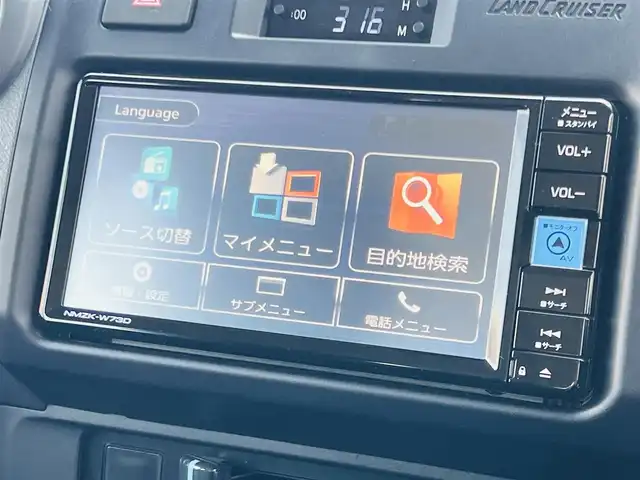 トヨタ ランドクルーザー AX 大分県 2023(令5)年 0.4万km アティチュードブラックマイカ 7インチベーシックナビ(NMZK-W73D)/【Bluetooth/フルセグ/DVD/CD/SD】/Toyota Safety Sense/・プリクラッシュセーフティ/・レーンディパーチャーアラート/・オートマチックハイビーム/・ロードサインアシスト/・発進遅れ告知機能/走行支援/・EBD付ABS&ブレーキアシスト/・VSC＆アクティブトラクションコントロール（A-TRC）/・ドライブスタートコントロール/・ヒルスタートアシストコントロール（HAC）/・ダウンヒルアシストコントロール（DAC）/・クルーズコントロール（定速制御のみ）/AUTHOR ALARM(スペア有)/充電用USB端子（Type-C/フロント2個）/自動防眩インナーミラー（バックモニター内蔵）/ハーフレザー(合成皮革＋ファブリック)/LEDヘッドランプ/バンパー埋込式LEDフロントフォグランプ/パートタイム4WD/電動デフロック（フロント/リヤ）/電動リモコンドアミラー/本革巻き4本スポークステアリング（木目調）/純正前後方ドライブレコーダー/バックカメラ/ETC2.0/純正ドアバイザー/純正フロアマット/スマートキー2本/メカニカルキー3本/保証書/取扱説明書