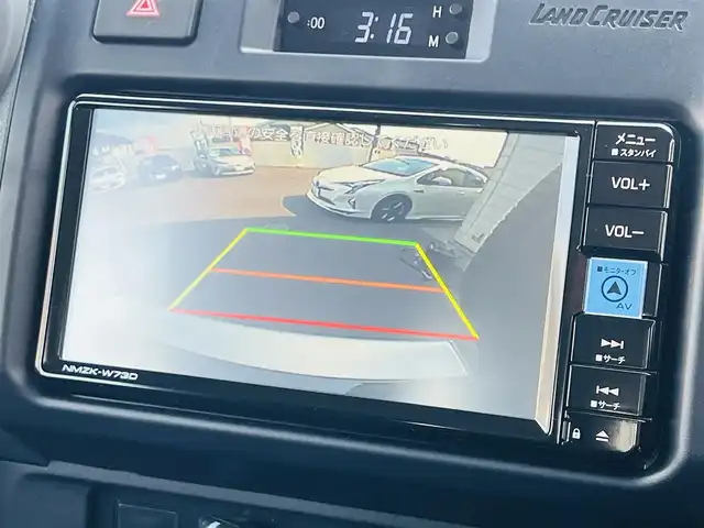 トヨタ ランドクルーザー AX 大分県 2023(令5)年 0.4万km アティチュードブラックマイカ 7インチベーシックナビ(NMZK-W73D)/【Bluetooth/フルセグ/DVD/CD/SD】/Toyota Safety Sense/・プリクラッシュセーフティ/・レーンディパーチャーアラート/・オートマチックハイビーム/・ロードサインアシスト/・発進遅れ告知機能/走行支援/・EBD付ABS&ブレーキアシスト/・VSC＆アクティブトラクションコントロール（A-TRC）/・ドライブスタートコントロール/・ヒルスタートアシストコントロール（HAC）/・ダウンヒルアシストコントロール（DAC）/・クルーズコントロール（定速制御のみ）/AUTHOR ALARM(スペア有)/充電用USB端子（Type-C/フロント2個）/自動防眩インナーミラー（バックモニター内蔵）/ハーフレザー(合成皮革＋ファブリック)/LEDヘッドランプ/バンパー埋込式LEDフロントフォグランプ/パートタイム4WD/電動デフロック（フロント/リヤ）/電動リモコンドアミラー/本革巻き4本スポークステアリング（木目調）/純正前後方ドライブレコーダー/バックカメラ/ETC2.0/純正ドアバイザー/純正フロアマット/スマートキー2本/メカニカルキー3本/保証書/取扱説明書