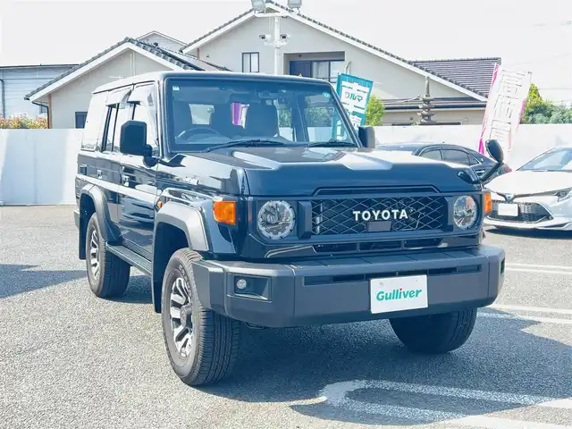 トヨタ ランドクルーザー AX 大分県 2023(令5)年 0.4万km アティチュードブラックマイカ 7インチベーシックナビ(NMZK-W73D)/【Bluetooth/フルセグ/DVD/CD/SD】/Toyota Safety Sense/・プリクラッシュセーフティ/・レーンディパーチャーアラート/・オートマチックハイビーム/・ロードサインアシスト/・発進遅れ告知機能/走行支援/・EBD付ABS&ブレーキアシスト/・VSC＆アクティブトラクションコントロール（A-TRC）/・ドライブスタートコントロール/・ヒルスタートアシストコントロール（HAC）/・ダウンヒルアシストコントロール（DAC）/・クルーズコントロール（定速制御のみ）/AUTHOR ALARM(スペア有)/充電用USB端子（Type-C/フロント2個）/自動防眩インナーミラー（バックモニター内蔵）/ハーフレザー(合成皮革＋ファブリック)/LEDヘッドランプ/バンパー埋込式LEDフロントフォグランプ/パートタイム4WD/電動デフロック（フロント/リヤ）/電動リモコンドアミラー/本革巻き4本スポークステアリング（木目調）/純正前後方ドライブレコーダー/バックカメラ/ETC2.0/純正ドアバイザー/純正フロアマット/スマートキー2本/メカニカルキー3本/保証書/取扱説明書