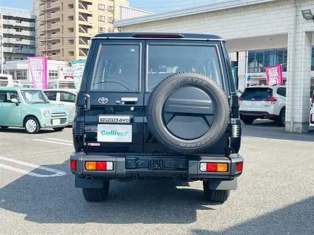 トヨタ ランドクルーザー AX 大分県 2023(令5)年 0.4万km アティチュードブラックマイカ 7インチベーシックナビ(NMZK-W73D)/【Bluetooth/フルセグ/DVD/CD/SD】/Toyota Safety Sense/・プリクラッシュセーフティ/・レーンディパーチャーアラート/・オートマチックハイビーム/・ロードサインアシスト/・発進遅れ告知機能/走行支援/・EBD付ABS&ブレーキアシスト/・VSC＆アクティブトラクションコントロール（A-TRC）/・ドライブスタートコントロール/・ヒルスタートアシストコントロール（HAC）/・ダウンヒルアシストコントロール（DAC）/・クルーズコントロール（定速制御のみ）/AUTHOR ALARM(スペア有)/充電用USB端子（Type-C/フロント2個）/自動防眩インナーミラー（バックモニター内蔵）/ハーフレザー(合成皮革＋ファブリック)/LEDヘッドランプ/バンパー埋込式LEDフロントフォグランプ/パートタイム4WD/電動デフロック（フロント/リヤ）/電動リモコンドアミラー/本革巻き4本スポークステアリング（木目調）/純正前後方ドライブレコーダー/バックカメラ/ETC2.0/純正ドアバイザー/純正フロアマット/スマートキー2本/メカニカルキー3本/保証書/取扱説明書