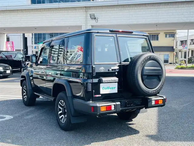 トヨタ ランドクルーザー AX 大分県 2023(令5)年 0.4万km アティチュードブラックマイカ 7インチベーシックナビ(NMZK-W73D)/【Bluetooth/フルセグ/DVD/CD/SD】/Toyota Safety Sense/・プリクラッシュセーフティ/・レーンディパーチャーアラート/・オートマチックハイビーム/・ロードサインアシスト/・発進遅れ告知機能/走行支援/・EBD付ABS&ブレーキアシスト/・VSC＆アクティブトラクションコントロール（A-TRC）/・ドライブスタートコントロール/・ヒルスタートアシストコントロール（HAC）/・ダウンヒルアシストコントロール（DAC）/・クルーズコントロール（定速制御のみ）/AUTHOR ALARM(スペア有)/充電用USB端子（Type-C/フロント2個）/自動防眩インナーミラー（バックモニター内蔵）/ハーフレザー(合成皮革＋ファブリック)/LEDヘッドランプ/バンパー埋込式LEDフロントフォグランプ/パートタイム4WD/電動デフロック（フロント/リヤ）/電動リモコンドアミラー/本革巻き4本スポークステアリング（木目調）/純正前後方ドライブレコーダー/バックカメラ/ETC2.0/純正ドアバイザー/純正フロアマット/スマートキー2本/メカニカルキー3本/保証書/取扱説明書