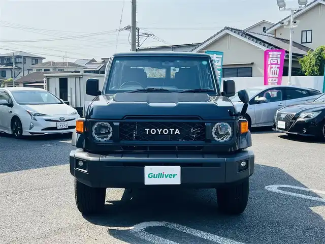 トヨタ ランドクルーザー AX 大分県 2023(令5)年 0.4万km アティチュードブラックマイカ 7インチベーシックナビ(NMZK-W73D)/【Bluetooth/フルセグ/DVD/CD/SD】/Toyota Safety Sense/・プリクラッシュセーフティ/・レーンディパーチャーアラート/・オートマチックハイビーム/・ロードサインアシスト/・発進遅れ告知機能/走行支援/・EBD付ABS&ブレーキアシスト/・VSC＆アクティブトラクションコントロール（A-TRC）/・ドライブスタートコントロール/・ヒルスタートアシストコントロール（HAC）/・ダウンヒルアシストコントロール（DAC）/・クルーズコントロール（定速制御のみ）/AUTHOR ALARM(スペア有)/充電用USB端子（Type-C/フロント2個）/自動防眩インナーミラー（バックモニター内蔵）/ハーフレザー(合成皮革＋ファブリック)/LEDヘッドランプ/バンパー埋込式LEDフロントフォグランプ/パートタイム4WD/電動デフロック（フロント/リヤ）/電動リモコンドアミラー/本革巻き4本スポークステアリング（木目調）/純正前後方ドライブレコーダー/バックカメラ/ETC2.0/純正ドアバイザー/純正フロアマット/スマートキー2本/メカニカルキー3本/保証書/取扱説明書