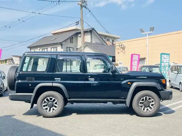 トヨタ ランドクルーザー AX 大分県 2023(令5)年 0.4万km アティチュードブラックマイカ 7インチベーシックナビ(NMZK-W73D)/【Bluetooth/フルセグ/DVD/CD/SD】/Toyota Safety Sense/・プリクラッシュセーフティ/・レーンディパーチャーアラート/・オートマチックハイビーム/・ロードサインアシスト/・発進遅れ告知機能/走行支援/・EBD付ABS&ブレーキアシスト/・VSC＆アクティブトラクションコントロール（A-TRC）/・ドライブスタートコントロール/・ヒルスタートアシストコントロール（HAC）/・ダウンヒルアシストコントロール（DAC）/・クルーズコントロール（定速制御のみ）/AUTHOR ALARM(スペア有)/充電用USB端子（Type-C/フロント2個）/自動防眩インナーミラー（バックモニター内蔵）/ハーフレザー(合成皮革＋ファブリック)/LEDヘッドランプ/バンパー埋込式LEDフロントフォグランプ/パートタイム4WD/電動デフロック（フロント/リヤ）/電動リモコンドアミラー/本革巻き4本スポークステアリング（木目調）/純正前後方ドライブレコーダー/バックカメラ/ETC2.0/純正ドアバイザー/純正フロアマット/スマートキー2本/メカニカルキー3本/保証書/取扱説明書
