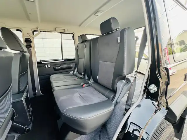 トヨタ ランドクルーザー AX 大分県 2023(令5)年 0.4万km アティチュードブラックマイカ 7インチベーシックナビ(NMZK-W73D)/【Bluetooth/フルセグ/DVD/CD/SD】/Toyota Safety Sense/・プリクラッシュセーフティ/・レーンディパーチャーアラート/・オートマチックハイビーム/・ロードサインアシスト/・発進遅れ告知機能/走行支援/・EBD付ABS&ブレーキアシスト/・VSC＆アクティブトラクションコントロール（A-TRC）/・ドライブスタートコントロール/・ヒルスタートアシストコントロール（HAC）/・ダウンヒルアシストコントロール（DAC）/・クルーズコントロール（定速制御のみ）/AUTHOR ALARM(スペア有)/充電用USB端子（Type-C/フロント2個）/自動防眩インナーミラー（バックモニター内蔵）/ハーフレザー(合成皮革＋ファブリック)/LEDヘッドランプ/バンパー埋込式LEDフロントフォグランプ/パートタイム4WD/電動デフロック（フロント/リヤ）/電動リモコンドアミラー/本革巻き4本スポークステアリング（木目調）/純正前後方ドライブレコーダー/バックカメラ/ETC2.0/純正ドアバイザー/純正フロアマット/スマートキー2本/メカニカルキー3本/保証書/取扱説明書