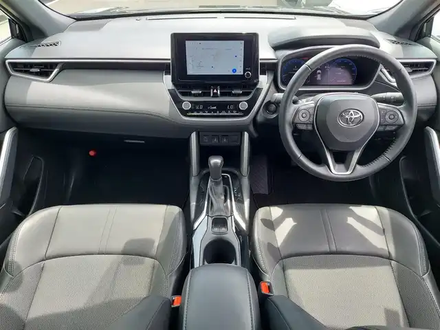 トヨタ カローラ クロス Z 東京都 2023(令5)年 1万km アティチュードブラックマイカ Toyota Safety Sense/・プリクラッシュセーフティ/・レーンディパーチャーアラート/・レーンチェンジアシスト/・先行車発進告知機能/・オートマチックハイビーム/・レーダークルーズコントロール/・クリアランスソナー/・パーキングサポートブレーキ/純正ナビ/フルセグTV/バックカメラ/ドライブレコーダー/ETC2.0/MTモード付きAT/ハーフレザーシート/運転席パワーシート/シートヒーター/LEDヘッドライト/オートライト/18インチ純正アルミホイール/純正フロアマット/ルーフレール