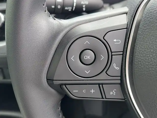トヨタ カローラ クロス Z 東京都 2023(令5)年 1万km アティチュードブラックマイカ Toyota Safety Sense/・プリクラッシュセーフティ/・レーンディパーチャーアラート/・レーンチェンジアシスト/・先行車発進告知機能/・オートマチックハイビーム/・レーダークルーズコントロール/・クリアランスソナー/・パーキングサポートブレーキ/純正ナビ/フルセグTV/バックカメラ/ドライブレコーダー/ETC2.0/MTモード付きAT/ハーフレザーシート/運転席パワーシート/シートヒーター/LEDヘッドライト/オートライト/18インチ純正アルミホイール/純正フロアマット/ルーフレール