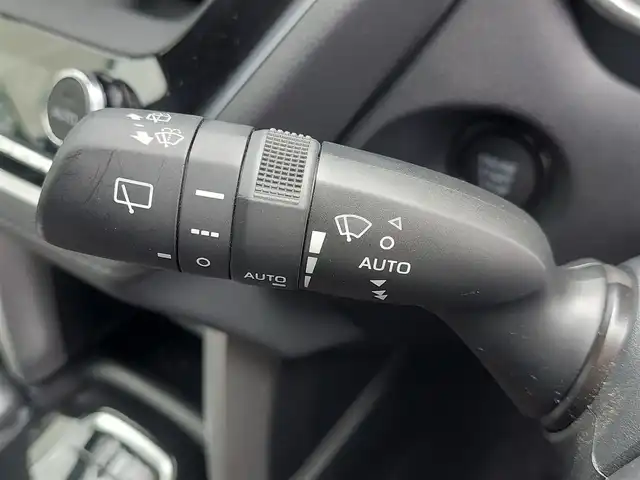 トヨタ カローラ クロス Z 東京都 2023(令5)年 1万km アティチュードブラックマイカ Toyota Safety Sense/・プリクラッシュセーフティ/・レーンディパーチャーアラート/・レーンチェンジアシスト/・先行車発進告知機能/・オートマチックハイビーム/・レーダークルーズコントロール/・クリアランスソナー/・パーキングサポートブレーキ/純正ナビ/フルセグTV/バックカメラ/ドライブレコーダー/ETC2.0/MTモード付きAT/ハーフレザーシート/運転席パワーシート/シートヒーター/LEDヘッドライト/オートライト/18インチ純正アルミホイール/純正フロアマット/ルーフレール