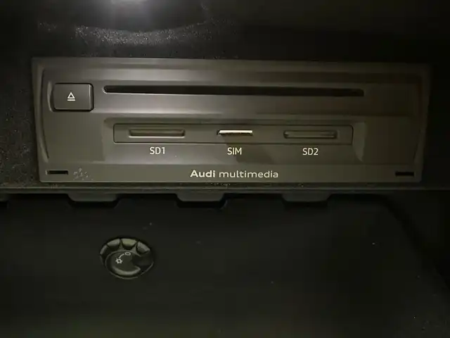 アウディ Ｑ７ 2．0TFSIクワトロ 兵庫県 2016(平28)年 5.1万km 白 純正ナビ/フルセグ CD DVD BT AUX USB/全方位モニター/レーダークルーズコントロール/衝突軽減ブレーキ/レーンキープアシスト/コーナーセンサー/パワーバックドア/ルーフレール/レザーシート/シートヒーター/パワーシート/電動格納サードシート/電子パーキング/オートホールド/LEDヘッドライト/オートライト/スマートキー