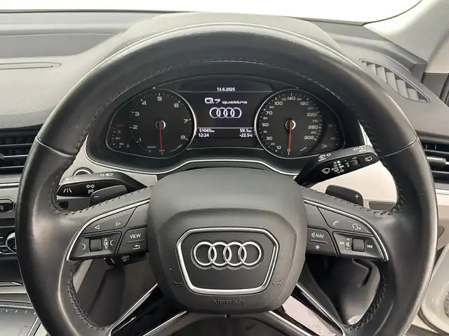 アウディ Ｑ７ 2．0TFSIクワトロ 兵庫県 2016(平28)年 5.1万km 白 純正ナビ/フルセグ CD DVD BT AUX USB/全方位モニター/レーダークルーズコントロール/衝突軽減ブレーキ/レーンキープアシスト/コーナーセンサー/パワーバックドア/ルーフレール/レザーシート/シートヒーター/パワーシート/電動格納サードシート/電子パーキング/オートホールド/LEDヘッドライト/オートライト/スマートキー