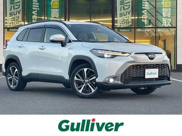 トヨタ カローラ クロス ハイブリッド Z 岡山県 2023(令5)年 6.9万km プラチナホワイトパールマイカ 登録時走行距離 68657km/禁煙車/純正10.5型メモリナビ/パノラミックビューモニター/Bluetooth/フルセグTV/Toyota Safety Sense/・衝突軽減軽減システム（PCS）/・車線逸脱警報（LDA）/・レーダークルーズコントロール/・オートマチックハイビーム/・道路標識認識機能（RSA）/・プロアクティブドライビングアシスト（PDA）/・ブラインドスポットモニター（BSM）/・後退時車両検知警報（RCTA）/・パーキングサポートブレーキ（PKSB）/・クリアランスソナー/ヒルスタートアシストコントロール/４WD/ドライブレコーダー/ビルトインETC2.0/レーダー探知機（SUPER CAT）/ハーフレザーシート/シートヒーター（D・N席）/パワーシート（D席）/パワーバックドア/ルーフレール/革巻きステアリング/ステアリングスイッチ/純正LEDヘッドライト/LEDフォグライト/オートライト/ヘッドライトレベライザー/プッシュスタート/スマートキー/スペアキー×1/純正アルミホイール 18インチ/ドアバイザー/オートリトラミラー/ウインカーミラー/電動格納ミラー/純正フロアマット