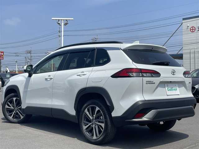トヨタ カローラ クロス ハイブリッド Z 岡山県 2023(令5)年 6.9万km プラチナホワイトパールマイカ 登録時走行距離 68657km/禁煙車/純正10.5型メモリナビ/パノラミックビューモニター/Bluetooth/フルセグTV/Toyota Safety Sense/・衝突軽減軽減システム（PCS）/・車線逸脱警報（LDA）/・レーダークルーズコントロール/・オートマチックハイビーム/・道路標識認識機能（RSA）/・プロアクティブドライビングアシスト（PDA）/・ブラインドスポットモニター（BSM）/・後退時車両検知警報（RCTA）/・パーキングサポートブレーキ（PKSB）/・クリアランスソナー/ヒルスタートアシストコントロール/４WD/ドライブレコーダー/ビルトインETC2.0/レーダー探知機（SUPER CAT）/ハーフレザーシート/シートヒーター（D・N席）/パワーシート（D席）/パワーバックドア/ルーフレール/革巻きステアリング/ステアリングスイッチ/純正LEDヘッドライト/LEDフォグライト/オートライト/ヘッドライトレベライザー/プッシュスタート/スマートキー/スペアキー×1/純正アルミホイール 18インチ/ドアバイザー/オートリトラミラー/ウインカーミラー/電動格納ミラー/純正フロアマット