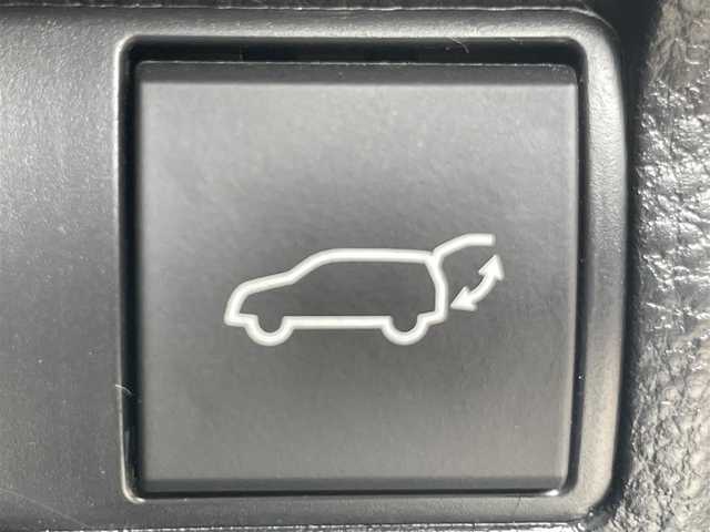 トヨタ カローラ クロス ハイブリッド Z 岡山県 2023(令5)年 6.9万km プラチナホワイトパールマイカ 登録時走行距離 68657km/禁煙車/純正10.5型メモリナビ/パノラミックビューモニター/Bluetooth/フルセグTV/Toyota Safety Sense/・衝突軽減軽減システム（PCS）/・車線逸脱警報（LDA）/・レーダークルーズコントロール/・オートマチックハイビーム/・道路標識認識機能（RSA）/・プロアクティブドライビングアシスト（PDA）/・ブラインドスポットモニター（BSM）/・後退時車両検知警報（RCTA）/・パーキングサポートブレーキ（PKSB）/・クリアランスソナー/ヒルスタートアシストコントロール/４WD/ドライブレコーダー/ビルトインETC2.0/レーダー探知機（SUPER CAT）/ハーフレザーシート/シートヒーター（D・N席）/パワーシート（D席）/パワーバックドア/ルーフレール/革巻きステアリング/ステアリングスイッチ/純正LEDヘッドライト/LEDフォグライト/オートライト/ヘッドライトレベライザー/プッシュスタート/スマートキー/スペアキー×1/純正アルミホイール 18インチ/ドアバイザー/オートリトラミラー/ウインカーミラー/電動格納ミラー/純正フロアマット