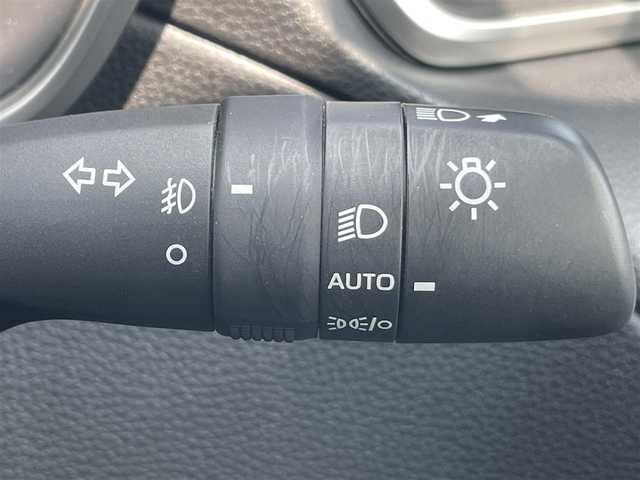 トヨタ カローラ クロス ハイブリッド Z 岡山県 2023(令5)年 6.9万km プラチナホワイトパールマイカ 登録時走行距離 68657km/禁煙車/純正10.5型メモリナビ/パノラミックビューモニター/Bluetooth/フルセグTV/Toyota Safety Sense/・衝突軽減軽減システム（PCS）/・車線逸脱警報（LDA）/・レーダークルーズコントロール/・オートマチックハイビーム/・道路標識認識機能（RSA）/・プロアクティブドライビングアシスト（PDA）/・ブラインドスポットモニター（BSM）/・後退時車両検知警報（RCTA）/・パーキングサポートブレーキ（PKSB）/・クリアランスソナー/ヒルスタートアシストコントロール/４WD/ドライブレコーダー/ビルトインETC2.0/レーダー探知機（SUPER CAT）/ハーフレザーシート/シートヒーター（D・N席）/パワーシート（D席）/パワーバックドア/ルーフレール/革巻きステアリング/ステアリングスイッチ/純正LEDヘッドライト/LEDフォグライト/オートライト/ヘッドライトレベライザー/プッシュスタート/スマートキー/スペアキー×1/純正アルミホイール 18インチ/ドアバイザー/オートリトラミラー/ウインカーミラー/電動格納ミラー/純正フロアマット