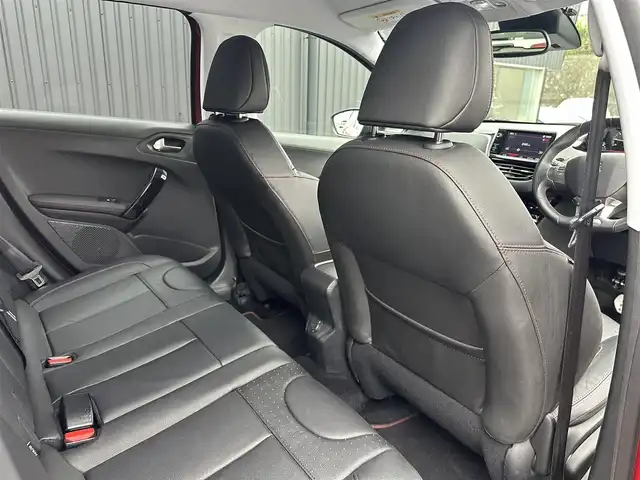 プジョー ２００８ GTライン ブラックパック 福島県 2019(令1)年 3.8万km 赤 特別仕様車GTライン ブラックパック/・ブラックレザーシート/・ブラック17AW/純正ナビ(BT/USB)/フルセグ/ETC2.0/クルーズコントロール/前後ドライブレコーダー/シートヒーター/純正16AW付冬タイヤ積/ルーフレール/リモコンキー/ステアリングスイッチ/純正フロアマット/取扱説明書/保証書/スペアキー