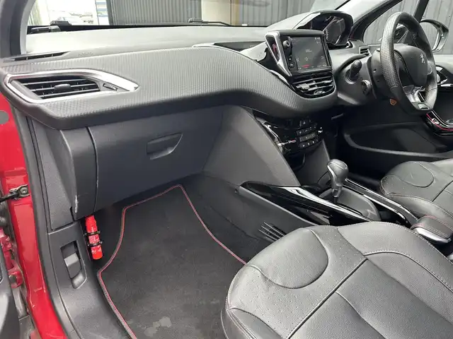 プジョー ２００８ GTライン ブラックパック 福島県 2019(令1)年 3.8万km 赤 特別仕様車GTライン ブラックパック/・ブラックレザーシート/・ブラック17AW/純正ナビ(BT/USB)/フルセグ/ETC2.0/クルーズコントロール/前後ドライブレコーダー/シートヒーター/純正16AW付冬タイヤ積/ルーフレール/リモコンキー/ステアリングスイッチ/純正フロアマット/取扱説明書/保証書/スペアキー