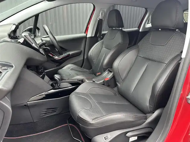 プジョー ２００８ GTライン ブラックパック 福島県 2019(令1)年 3.8万km 赤 特別仕様車GTライン ブラックパック/・ブラックレザーシート/・ブラック17AW/純正ナビ(BT/USB)/フルセグ/ETC2.0/クルーズコントロール/前後ドライブレコーダー/シートヒーター/純正16AW付冬タイヤ積/ルーフレール/リモコンキー/ステアリングスイッチ/純正フロアマット/取扱説明書/保証書/スペアキー