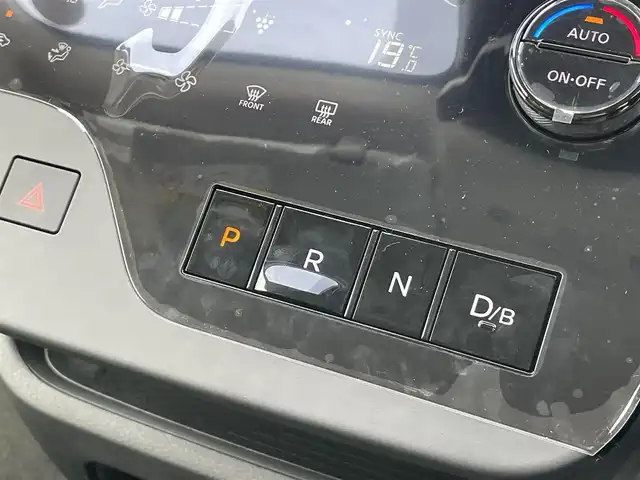 日産 セレナ e－パワー ハイウェイスター V 千葉県 2025(令7)年 0.1千km プリズムホワイト 登録済未使用車/・登録時走行距離12km/プロパイロット/・衝突軽減ブレーキ/レーンキープアシスト/・レーダークルーズコントロール/オートハイビーム/・クリアランスソナー/ブラインドスポットモニター/純正フリップダウンモニター/純正12.3インチナビ/・フルセグ/BT/HDMI/USB/カープレイ/アラウンドビューモニター/ステアリングスイッチ/ETC2.0/ワイヤレス充電/ドライブレコーダー(ナビ連動前後)/デジタルインナーミラー/両側パワースライドドア/ハンズフリースライドドア/LEDヘッドライト/オートライト/フォグライト/スマートキー/プッシュスタート/カラーコード：XKJ