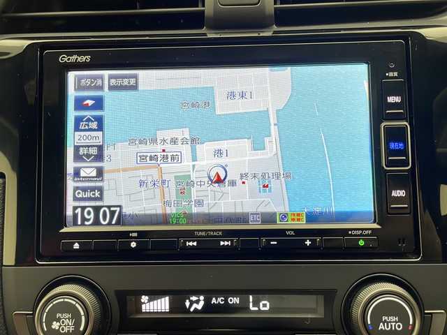 ホンダ シビック タイプR 熊本県 2020(令2)年 1.9万km クリスタルブラックパール 純正ナビ(VXM-214VFi)/CD/DVD/AM/FM/SD/BT/ホンダセンシング/・衝突軽減ブレーキ（CMBS）/・歩行者事故低減ステアリング/・路外逸脱抑制機能/・アダプティブクルーズコントロール（ACC）/・車線維持支援システム（LKAS）/・先行車発進お知らせ機能/・オートハイビーム/・標識認識機能/純正無限エアロ/20インチアルミホイール/アイドリングストップ/ドライブレコーダー/ステアリングスイッチ/電動格納ミラー/バックカメラ/フロアマット/サイドバイザー/ETC