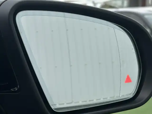 メルセデス・ベンツ Ｃ２００ アバンギャルド AMGライン 香川県 2017(平29)年 2.1万km 黒 ワンオーナー/純正SDナビ/(BT/DVD/フルセグTV)/バックカメラ/アクティブディスタンスアシストディストロニック/パドルシフト/革巻きステアリング/ブラインドスポットモニター/レザーシート/メモリー付きパワーシート/シートヒーター/LEDヘッドライト/オートライト/純正18インチアルミ/革巻きステアリング/レーンキープアシスト/ISOTIX/Wサイド、カーテンエアバック/取扱説明書/プッシュスタート/スペアキー有(1本)