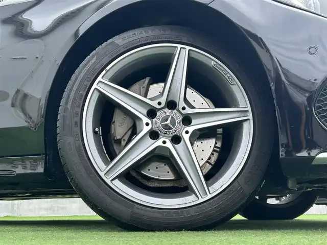 メルセデス・ベンツ Ｃ２００ アバンギャルド AMGライン 香川県 2017(平29)年 2.1万km 黒 ワンオーナー/純正SDナビ/(BT/DVD/フルセグTV)/バックカメラ/アクティブディスタンスアシストディストロニック/パドルシフト/革巻きステアリング/ブラインドスポットモニター/レザーシート/メモリー付きパワーシート/シートヒーター/LEDヘッドライト/オートライト/純正18インチアルミ/革巻きステアリング/レーンキープアシスト/ISOTIX/Wサイド、カーテンエアバック/取扱説明書/プッシュスタート/スペアキー有(1本)