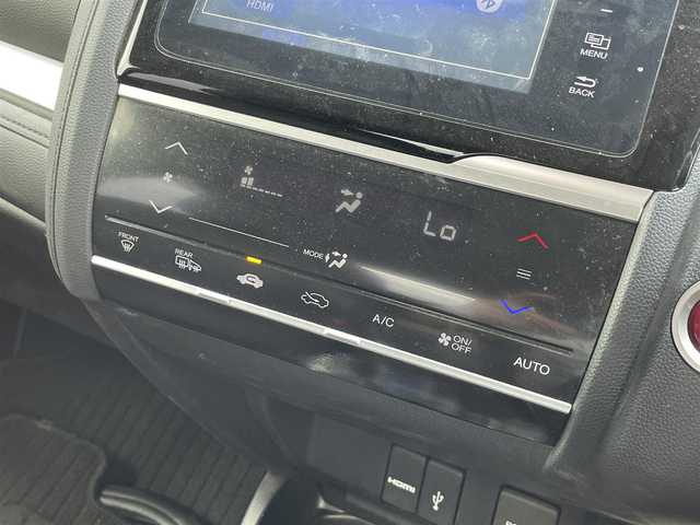 ホンダ フィット ハイブリット Lパッケージ 滋賀県 2013(平25)年 4.1万km ブリリアントスポーティブルーメタリック2トーン 純正ナビ　Bluetooth/CD/DVD/USB/HDMI/バックカメラ/クルーズコントロール/LEDヘッドライト/ビルトインETC/ドライブレコーダー（前方）/ステアリングスイッチ/ハーフレザーシート/合皮シートカバー/ドアバイザー/プッシュスタート/スマートキー/純正フロアマット