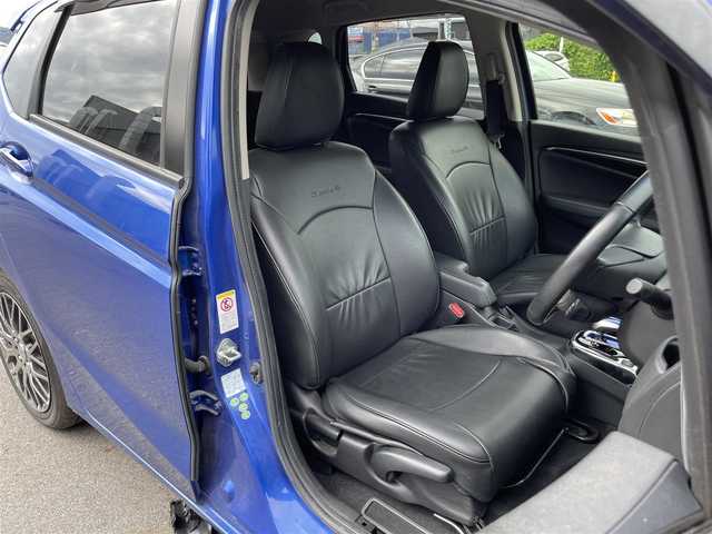 ホンダ フィット ハイブリット Lパッケージ 滋賀県 2013(平25)年 4.1万km ブリリアントスポーティブルーメタリック2トーン 純正ナビ　Bluetooth/CD/DVD/USB/HDMI/バックカメラ/クルーズコントロール/LEDヘッドライト/ビルトインETC/ドライブレコーダー（前方）/ステアリングスイッチ/ハーフレザーシート/合皮シートカバー/ドアバイザー/プッシュスタート/スマートキー/純正フロアマット