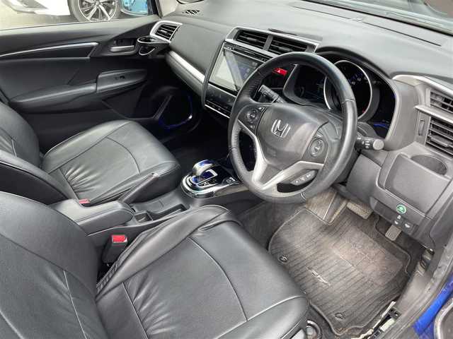 ホンダ フィット ハイブリット Lパッケージ 滋賀県 2013(平25)年 4.1万km ブリリアントスポーティブルーメタリック2トーン 純正ナビ　Bluetooth/CD/DVD/USB/HDMI/バックカメラ/クルーズコントロール/LEDヘッドライト/ビルトインETC/ドライブレコーダー（前方）/ステアリングスイッチ/ハーフレザーシート/合皮シートカバー/ドアバイザー/プッシュスタート/スマートキー/純正フロアマット