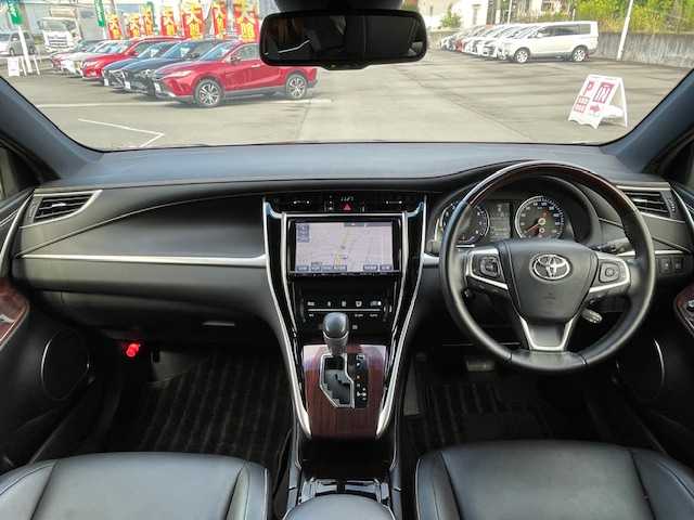 トヨタ ハリアー プレミアム 静岡県 2015(平27)年 4.5万km ブラック ●社外9インチナビ/（フルセグ/CD/Bluetooth）/（NSZT-Y64T）/●ブラックハーフレザーシート/●運転席パワーシート/●バックカメラ/●クルーズコントロール/●レーントレーシングアシスト/●TOYOTA STOP＆START SYSTEM/●LEDヘッドライト/●オートライト/●オートマチックハイビーム/●フォグランプ/●ウッドコンビステアリング/●ステアリングスイッチ/●チルト＆テレスコピックステアリング/●電動格納ウインカーミラー/●ETC/●純正フロアマット/●ドアバイザー/●スマートキー/●スペアキー/●純正18インチアルミホイール/●取扱説明書/●W+サイド+カーテンSRS+ABS