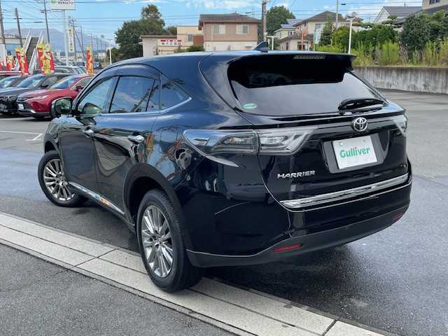 トヨタ ハリアー プレミアム 静岡県 2015(平27)年 4.5万km ブラック ●社外9インチナビ/（フルセグ/CD/Bluetooth）/（NSZT-Y64T）/●ブラックハーフレザーシート/●運転席パワーシート/●バックカメラ/●クルーズコントロール/●レーントレーシングアシスト/●TOYOTA STOP＆START SYSTEM/●LEDヘッドライト/●オートライト/●オートマチックハイビーム/●フォグランプ/●ウッドコンビステアリング/●ステアリングスイッチ/●チルト＆テレスコピックステアリング/●電動格納ウインカーミラー/●ETC/●純正フロアマット/●ドアバイザー/●スマートキー/●スペアキー/●純正18インチアルミホイール/●取扱説明書/●W+サイド+カーテンSRS+ABS