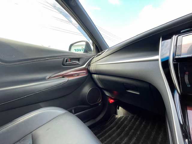 トヨタ ハリアー プレミアム 静岡県 2015(平27)年 4.5万km ブラック ●社外9インチナビ/（フルセグ/CD/Bluetooth）/（NSZT-Y64T）/●ブラックハーフレザーシート/●運転席パワーシート/●バックカメラ/●クルーズコントロール/●レーントレーシングアシスト/●TOYOTA STOP＆START SYSTEM/●LEDヘッドライト/●オートライト/●オートマチックハイビーム/●フォグランプ/●ウッドコンビステアリング/●ステアリングスイッチ/●チルト＆テレスコピックステアリング/●電動格納ウインカーミラー/●ETC/●純正フロアマット/●ドアバイザー/●スマートキー/●スペアキー/●純正18インチアルミホイール/●取扱説明書/●W+サイド+カーテンSRS+ABS