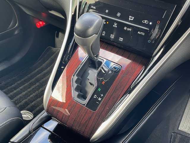 トヨタ ハリアー プレミアム 静岡県 2015(平27)年 4.5万km ブラック ●社外9インチナビ/（フルセグ/CD/Bluetooth）/（NSZT-Y64T）/●ブラックハーフレザーシート/●運転席パワーシート/●バックカメラ/●クルーズコントロール/●レーントレーシングアシスト/●TOYOTA STOP＆START SYSTEM/●LEDヘッドライト/●オートライト/●オートマチックハイビーム/●フォグランプ/●ウッドコンビステアリング/●ステアリングスイッチ/●チルト＆テレスコピックステアリング/●電動格納ウインカーミラー/●ETC/●純正フロアマット/●ドアバイザー/●スマートキー/●スペアキー/●純正18インチアルミホイール/●取扱説明書/●W+サイド+カーテンSRS+ABS